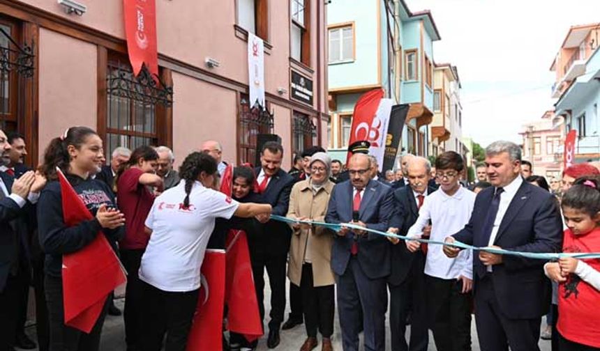 Aydın Ayhan’ın uzun yıllardır topladığı belgeler ve kitaplığının bulunduğu Kuvayı Milliye Kütüphanesi Aydın Ayhan Kitaplığı’nın açılışı, Cumhuriyet’in 100. yılına yakış bir şekilde gerçekleştirildi.
