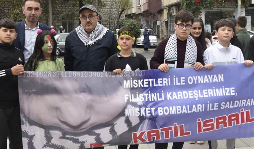 İsrail'in abluka altındaki Gazze'de el-Ehli Baptist Hastanesi'ni bombalamasının ardından Dursunbey Belediyesi ve ilçede faaliyet gösteren Sivil Toplum Kuruluşları organizasyonu ile Kent meydanında toplandı.