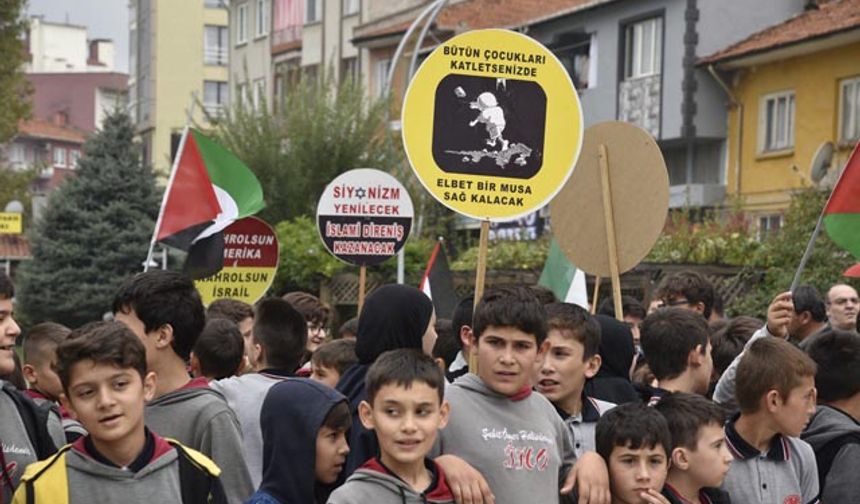 Dursunbey'de Belediye ve STK'lar tarafından Filistin'e destek mitingi düzenlendi.