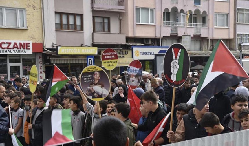 Hastanenin bombalanmasına ve İsrail'in terörüne tepki gösteren katılımcılar, "Katil İsrail Filistin'den defol" sloganı atarken zaman zaman tekbir de getirdi.