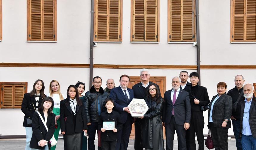 Kazakistanlı gazeteciler Atatürk Evi'nde duygulandı