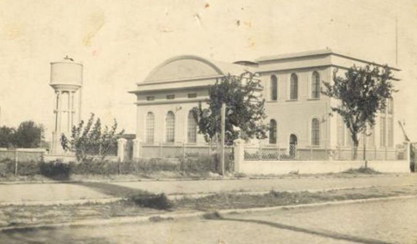 Diğer bir rivayete göre ise; Balıkesir adı, “balı kesir” yani “balı çok, bol” anlamındaki söz grubundan gelmiştir. Buna göre Balıkesir'de balının bol ve lezzetli oluşunun bu adı almasına sebep olmuştur