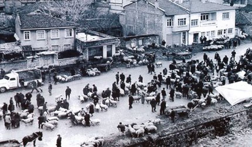 Balıkesir adı daha çok bal, balık, kesir ve hisar kelimeleri üzerinde yapılan oyunlarla anlatılmıştır. Bir rivayete göre Balıkesir'deki adı eski Balık Hisar şeklindeydi. burada “balık” Eski Türkçe'de “şehir, kale” veya “saray” anlamı hareket ediyormuş. “Kale Şehri”nin anlamı veren bu rivayete göre bu ad, XI. yüzyıldan sonra kullanılmamıştır. gerçekte Orta Asya'da “Beşbalık” gibi bazı Uygur Devrine ait yer isimlerinde “balık”ın şehirdeki ticari faaliyetine dikkat çekmiştir.