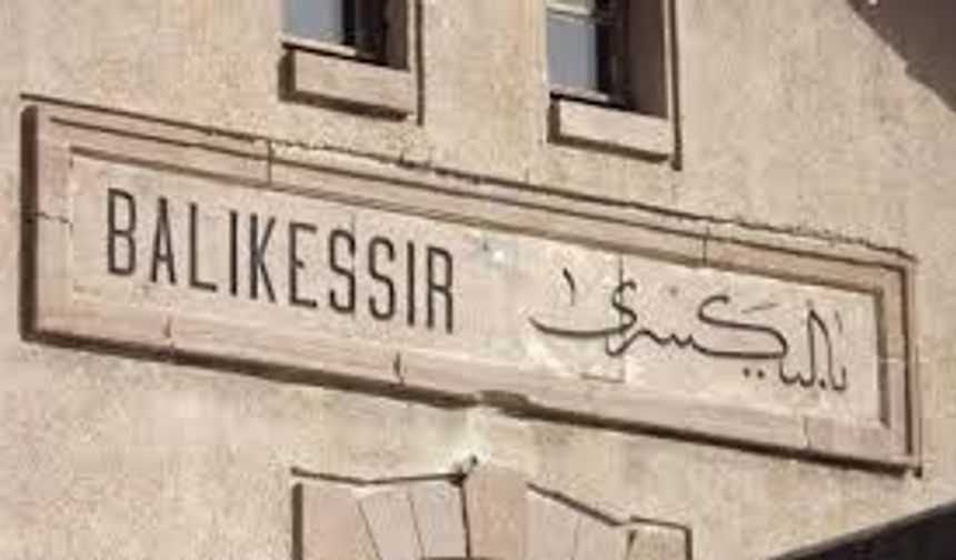 Tarihçilere göre Balıkesir adına, Bizans İmparatoru Hadrianus'un av partilerinde kullanmak için yaptırdığı Paleo Kastro (Eski Hisar) sınıfından kaynaklanmıştır. Tarihi bir gerçeklikte bulunan bu reklam, daha sonra halk etimolojisi sayesinde farklı anlatım ve yorumlara da konu teşkil etmiştir. Bu rivayetlerden birkaçı kısaca şöyledir;
