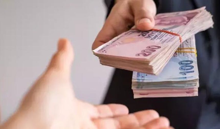 Kredi çekmeden önce ilk yapılması gereken ihtiyacın tam belirlenmesi… Ardından da bankaların sunduğu farklı tekliflerin karşılaştırılması. Bankaların faiz oranları ve vade sürelerinde ciddi değişiklikler olabiliyor.

Ayrıca her banka herkese aynı oranda kredi açmayabilir. Kredi notu yüksek olan bir vatandaş, kredi notu düşük olan bir vatandaşa göre daha düşük maliyetli, yani daha düşük faiz oranlı kredi kullanabilir.