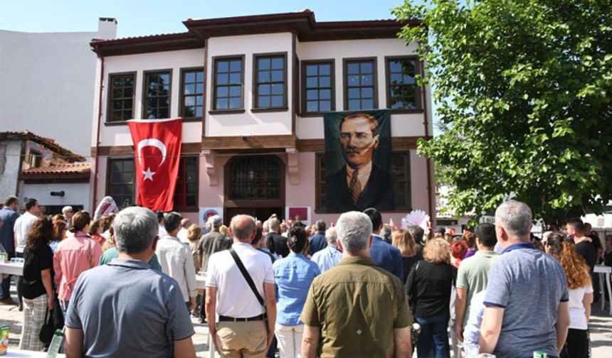 Karaoğlan Mahallesinde restore edilerek müzeye dönüştürülen tarihi binanın atmosferi büyülerken, sergilenen materyaller ise görenleri duygulandırdı. 