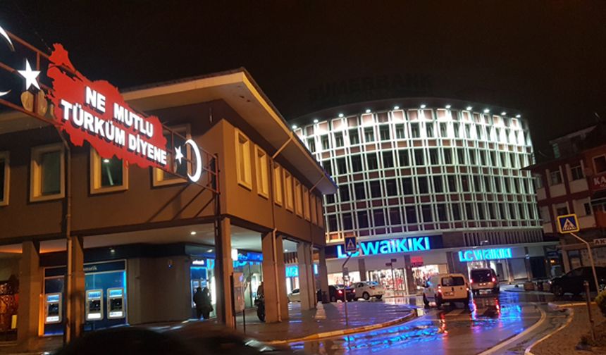 Balıkesir'in kalabalık ilçesi 190 bin 427 ile merkez Karesi oldu. Karesi'yi 185 bin 351 kişinin yaşadığı Altıeylül izlerken, Edremit 173 bin 689 kişilik nüfusuyla Balıkesir'in üçüncü büyük ilçesi oldu.