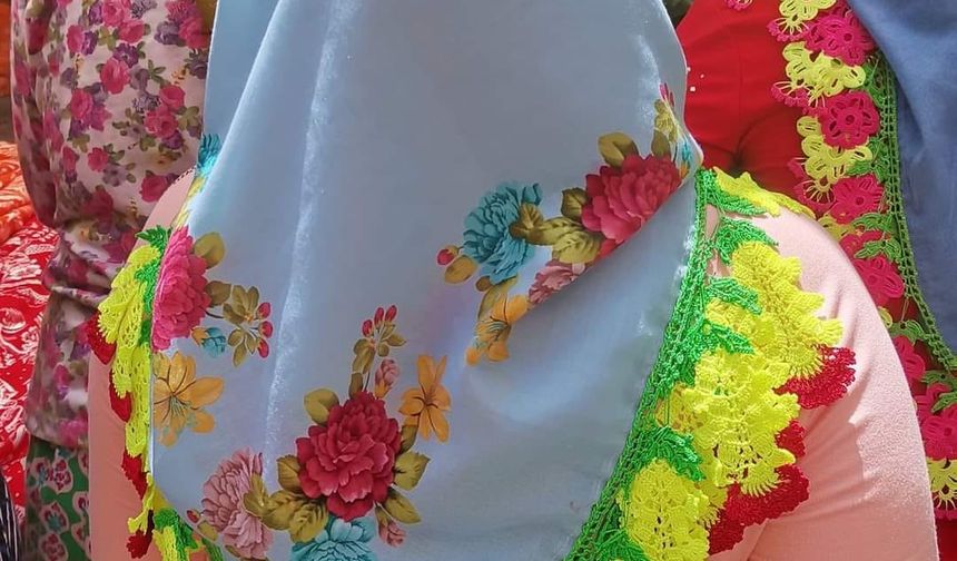 Kamuran Yıldırım Koçyiğit'in kadrajına giren fotoğraflar Ayvalık #PerşembePazarı'ndan.. Çevre köylerden yöresel kıyafetleriyle gelen kadınlar, rengarenk giysileriyle pazara görsellik katarak renklendirdi. Başörtüsü kenarlarındaki el emeği göz nuru dantel işlemeler ise, göz kamaştırdı, ilgi ve beğeni topladı.