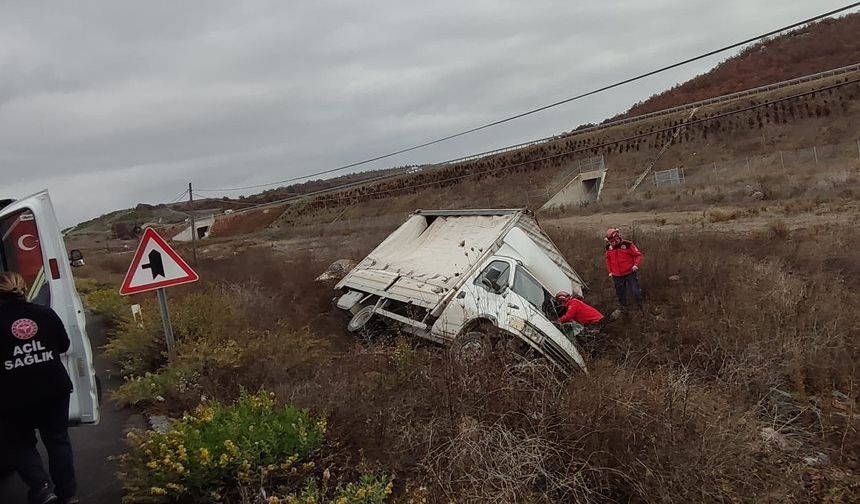 Savaştepe yolunda kamyonet şarampole devrildi