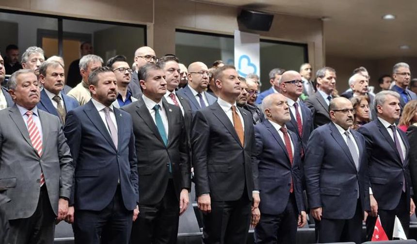 "Hasan Basri Çantay Gazetecilik Ödülleri", programı Saygı duruşu ve İstiklal Marşı'nın okunmasıyla başladı.
