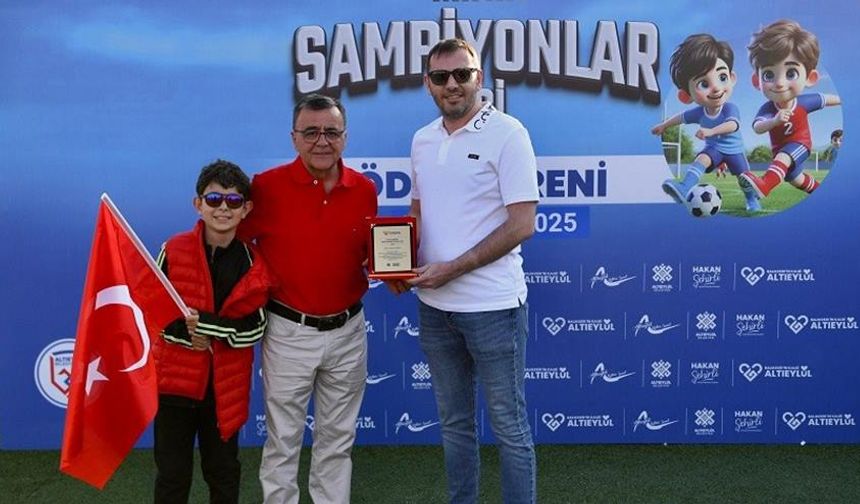 Can Cangök Şampiyonlar Liginde ödüller dağıtıldı