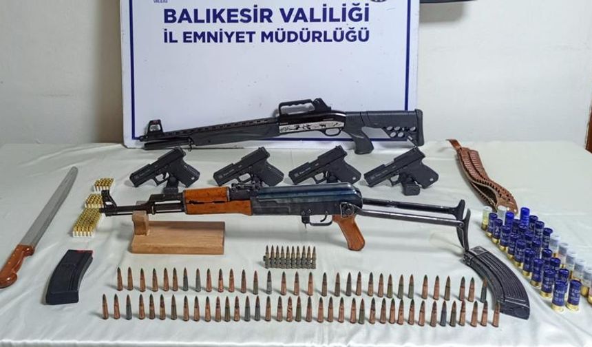 Balıkesir'de çok sayıda silah ve mermi ele geçirildi
