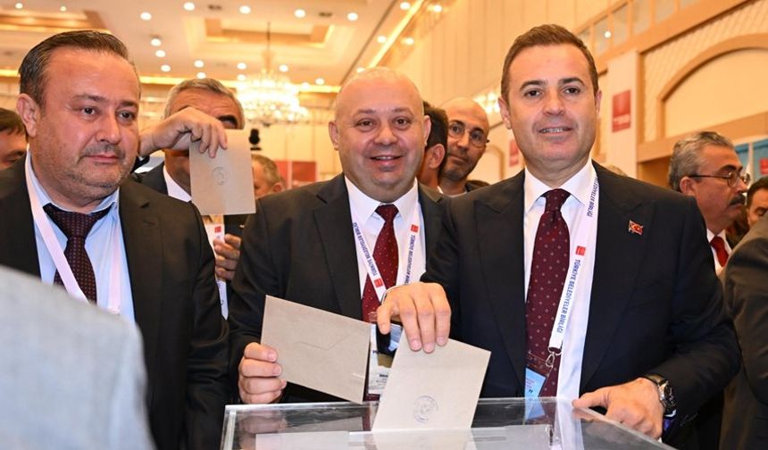 Ekrem İmamoğlu'nun koltuğu Ahmet Akın'a teslim