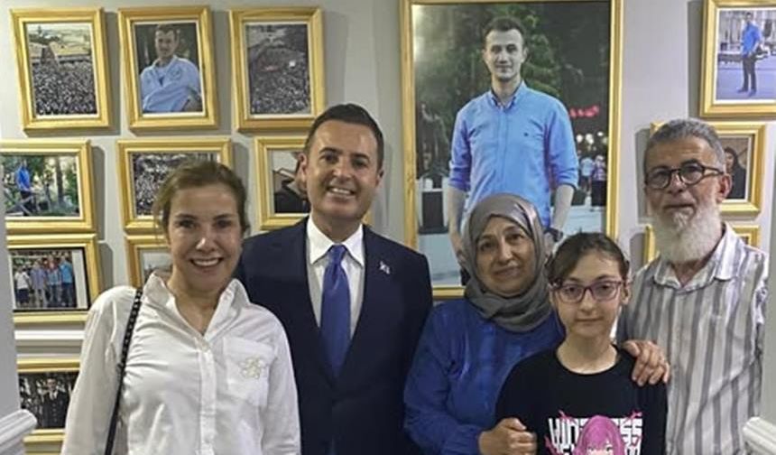 Ahmet Akın'dan tarihi günde şehit ailesine sürpriz ziyaret