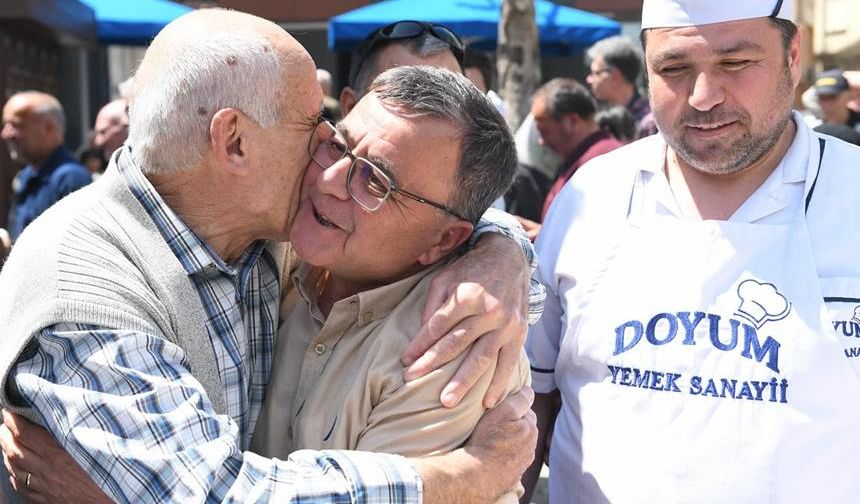 Ağır Bakım emekçileri Hakan Şehirli'yi böyle kucakladı