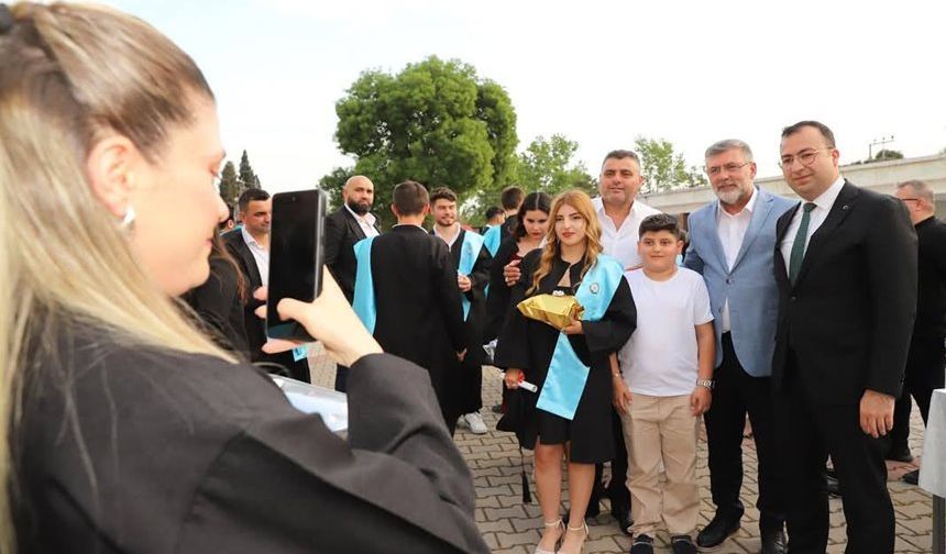 Kepsut Meslek Yüksek Okulunda mezuniyet sevinci