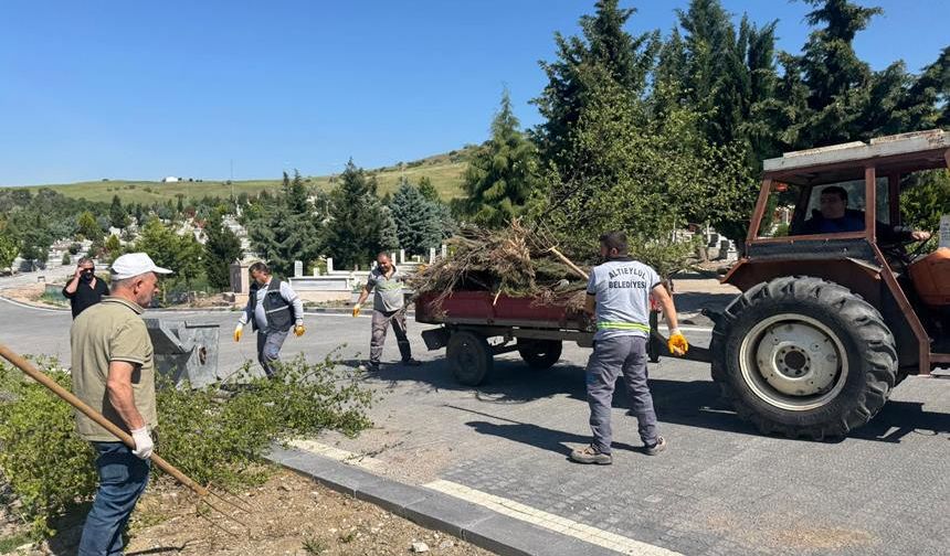 Altıeylül Belediyesi'nden Çınarlıdere'de Bayram Temizliği