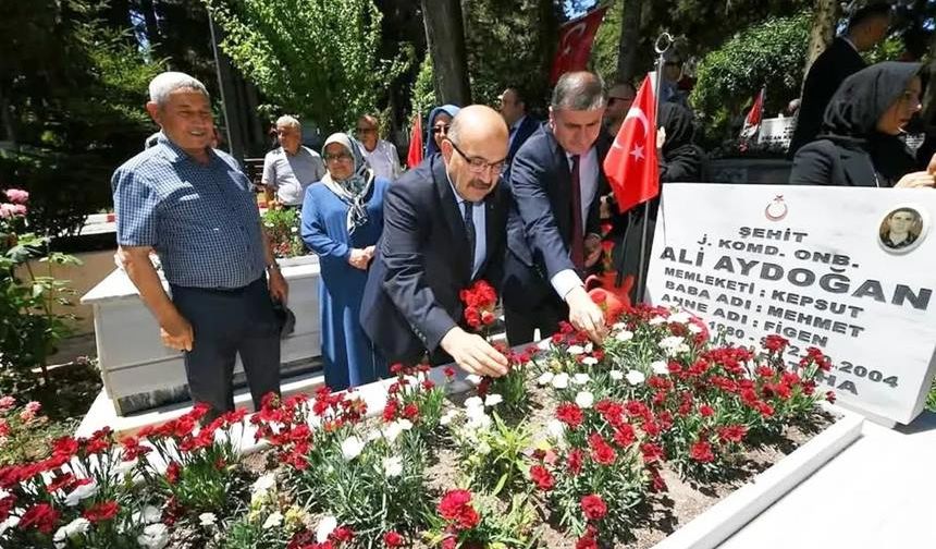 Kurban Bayramı arifesinde Şehitlikte duygusal tören