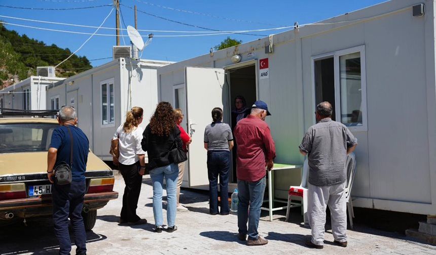 Sındırgı'da başkan eşi depremzedeye gıda kolisi dağıttı