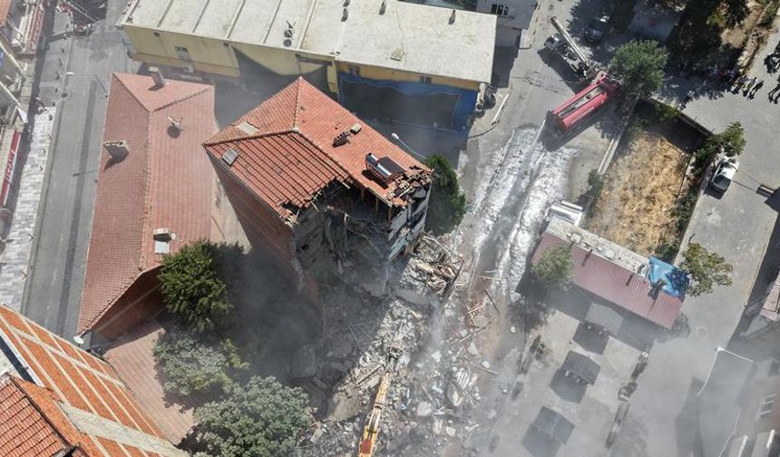 Sındırgı'daki hasarlı binaların yıkımı sürüyor