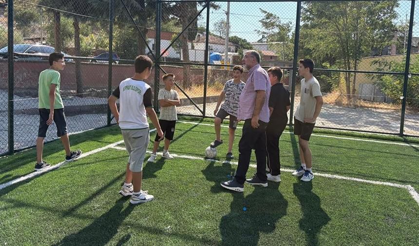 Kepsut Belediyesinden köylere halı saha