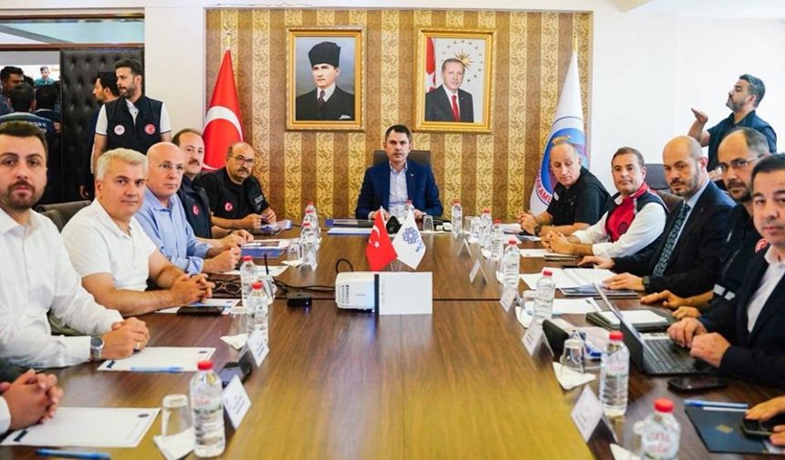 Çevre Bakanı da geldi. Sındırgı'nın yaraları sarılıyor