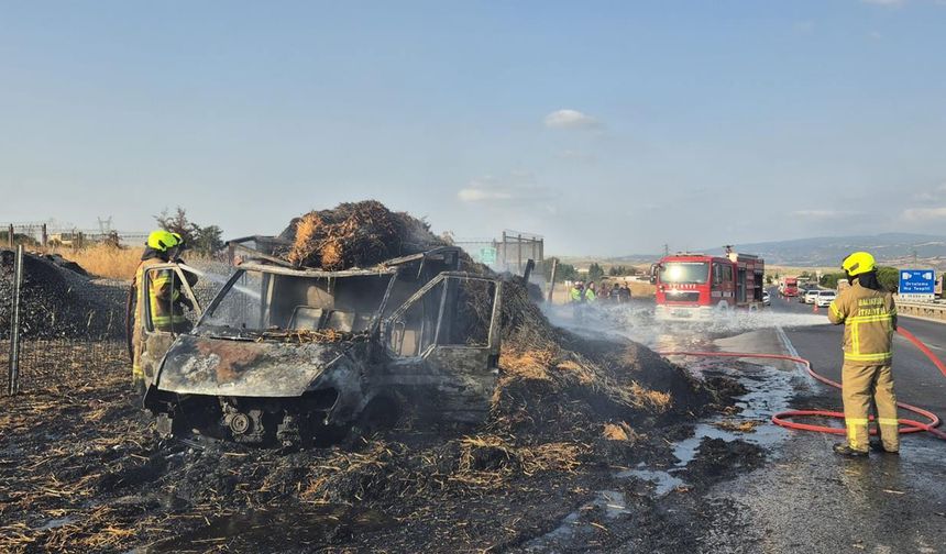Saman yüklü kamyonetteki yangın yolu kapattı