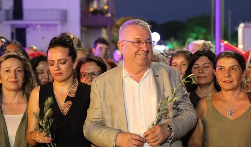 Edremit Belediyesi 1 Eylül gecesi Altınoluk'u ağaya kaldırdı