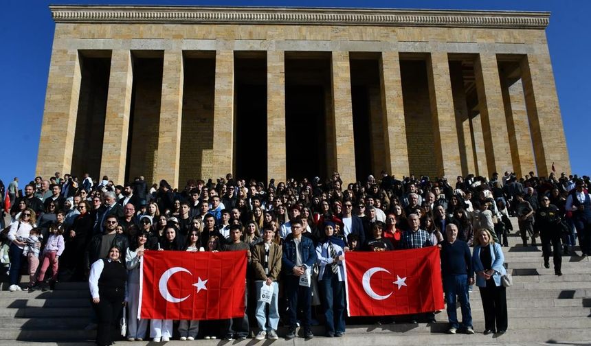 Balıkesirli gençler Ata’nın huzurunda