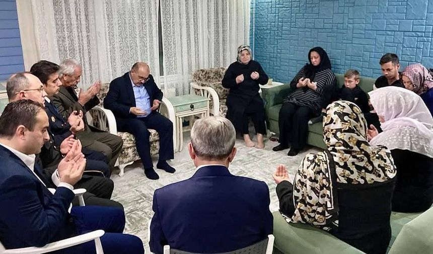 Vali Ustaoğlu'ndan şehit evine duygulandıran ziyaret