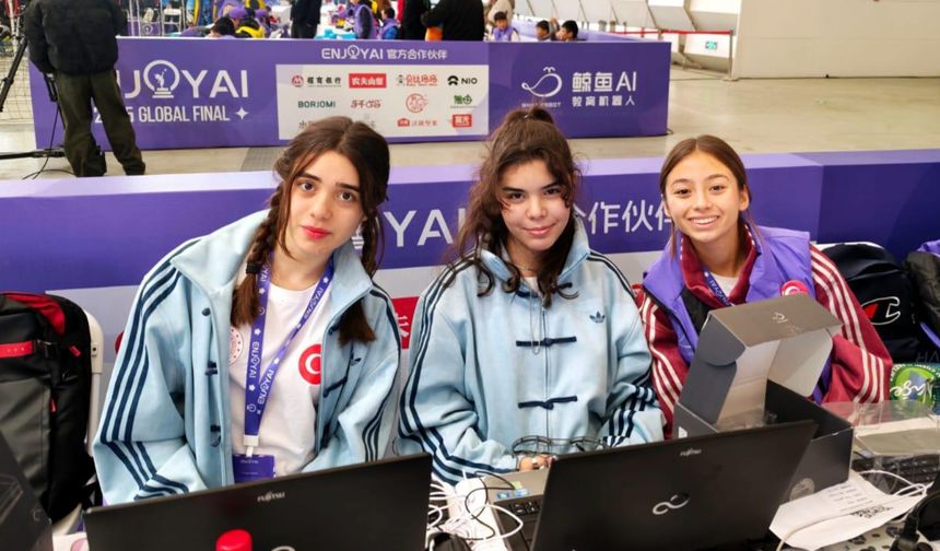 Balıkesirli gençler Çin'den gümüş madalya getirdi