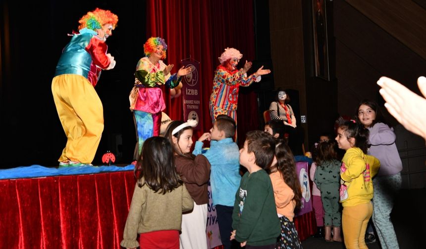 Bir günde iki tiyatro oyunu sanatseverlerle buluştu