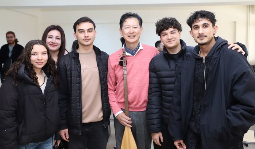 Kepsut’ta bir Japon türkü söyledi, gönüllere dokundu