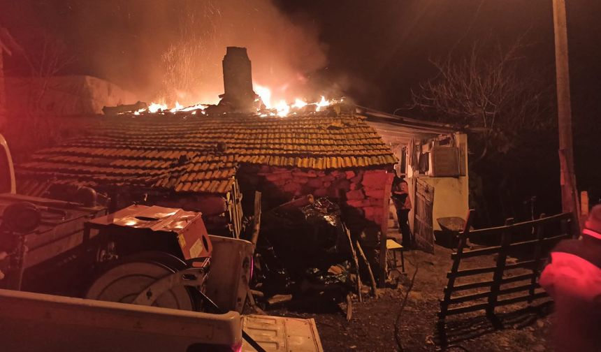 Savaştepe'de yangın. Alevlerin arasında kaldı!