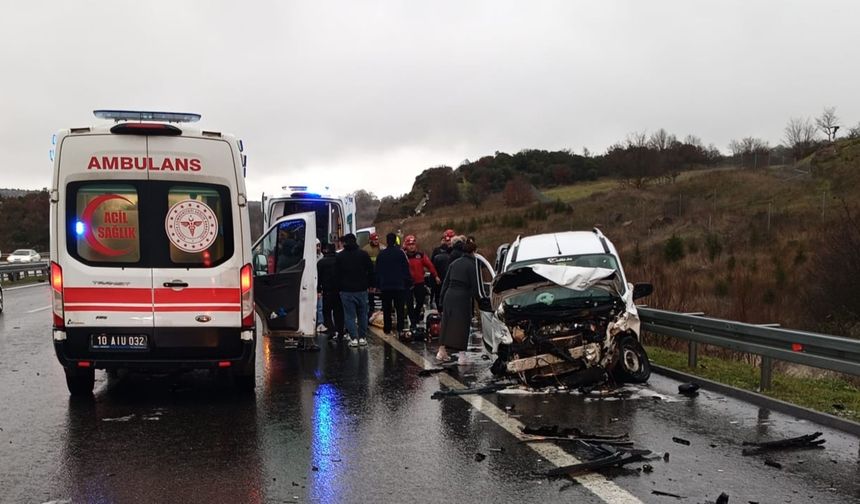 Balıkesir’de 12 araç birbirine girdi, 1 ölü 10 yaralı