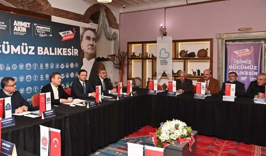AK Partili ve CHP'li belediye başkanları aynı sofra buluştu