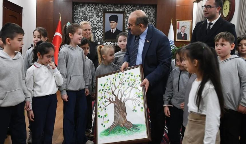 Minik öğrencilerden Vali Ustaoğlu’na sürpriz ziyaret