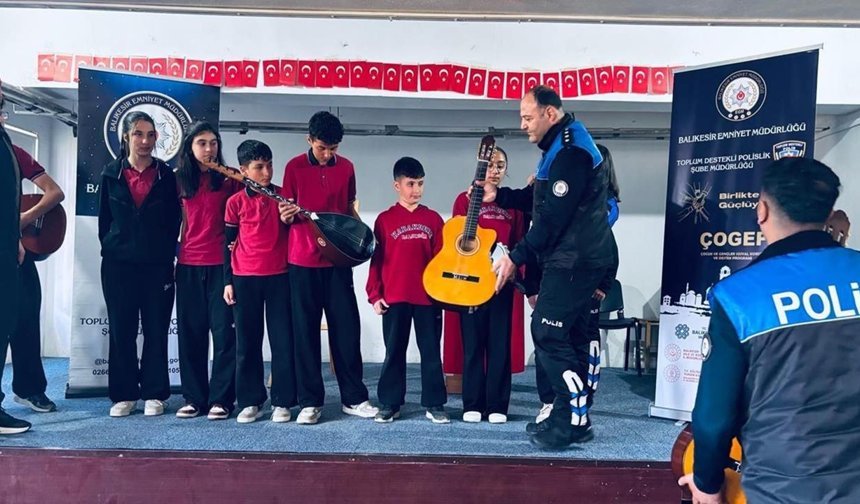Polisten Kabakdere'de çocuklara müzikle umut