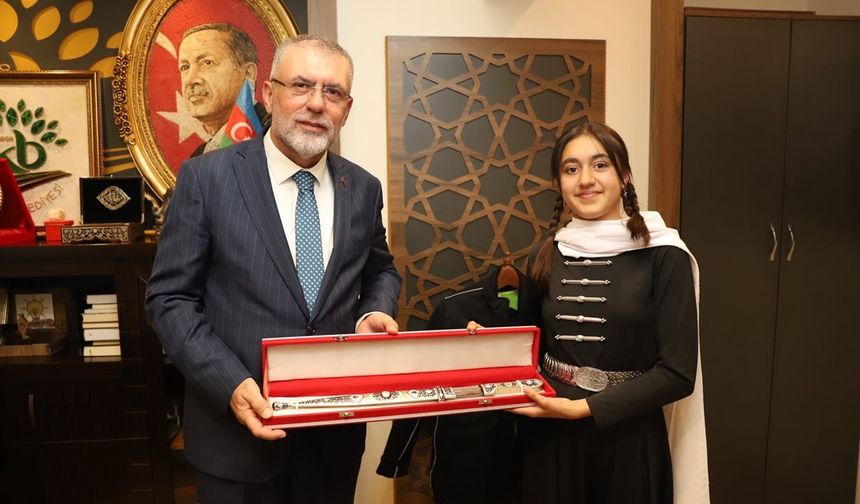 KAFKASLI GENÇLERDEN BAŞKAN CANKUL’A KILIÇLI SÜRPRİZ