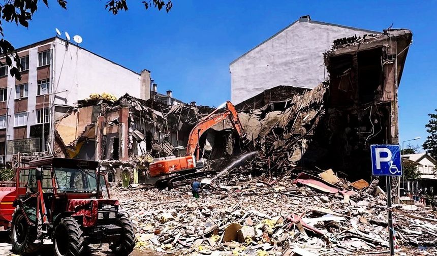 Emek Sineması yıkıldı. Çatlayan yan bina mühürlendi