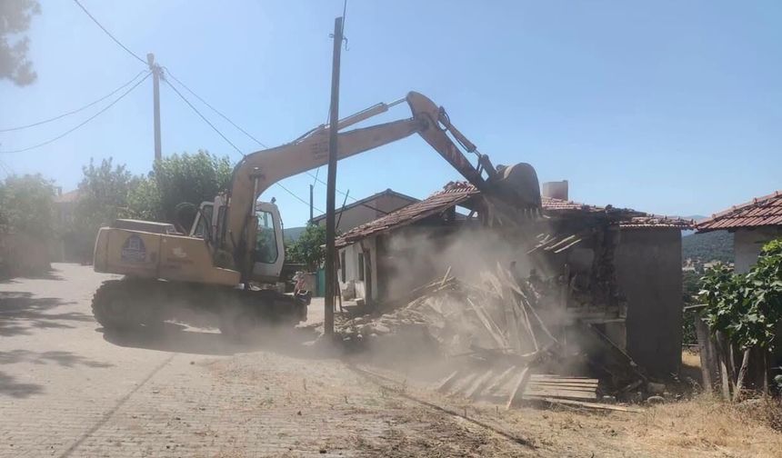 Bigadiç metruk yapılardan temizleniyor