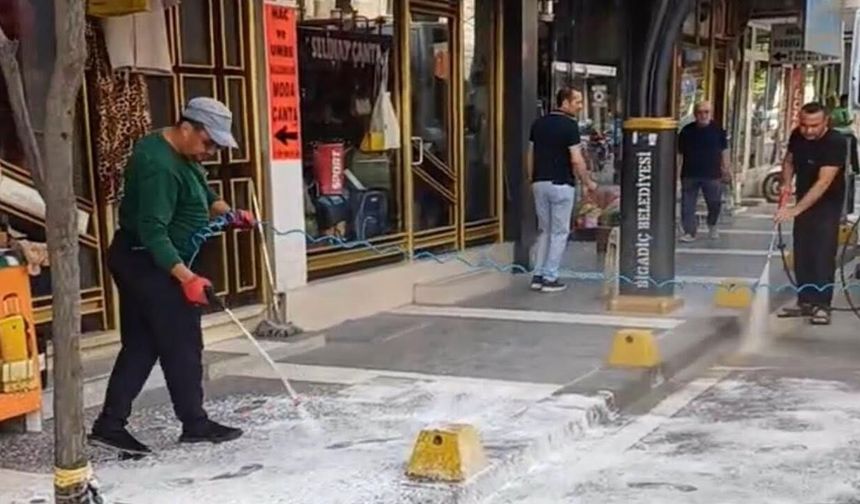 Bigadiç'te cadde ve sokaklar sabunlu suyla pırıl pırıl