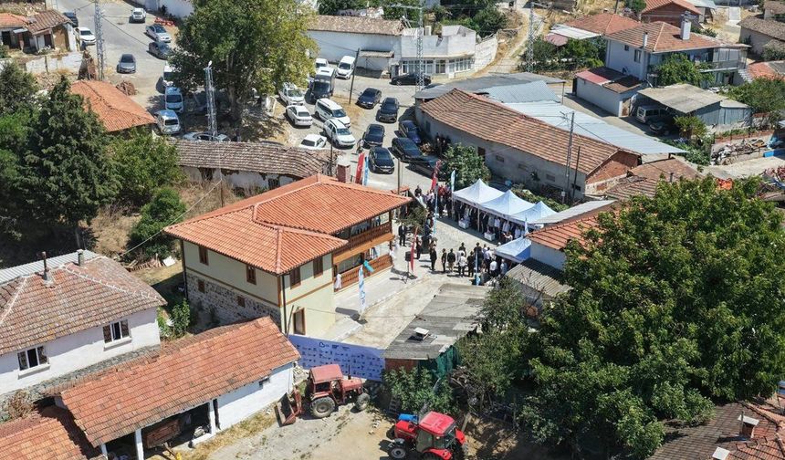 CİHAN PEHLİVANININ KÖYÜNDE BİR CUMA