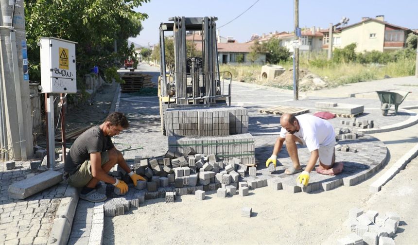 BURHANİYE’DE YOL YAPIM VE ONARIM ÇALIŞMALARI KESİNTİSİZ SÜRÜYOR